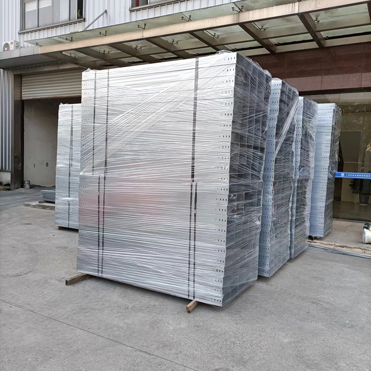 鋁合金槽式橋架長(zhǎng)距離運(yùn)輸時(shí)的情況